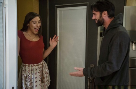 Порнозвезда Абелла Дэнджер соблазняет своего мужа на кухонном столе 1