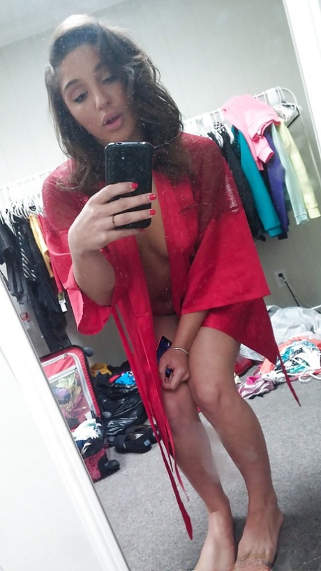 Селфи грудастой подростка Абеллы Бэнгер, которая одевается 6