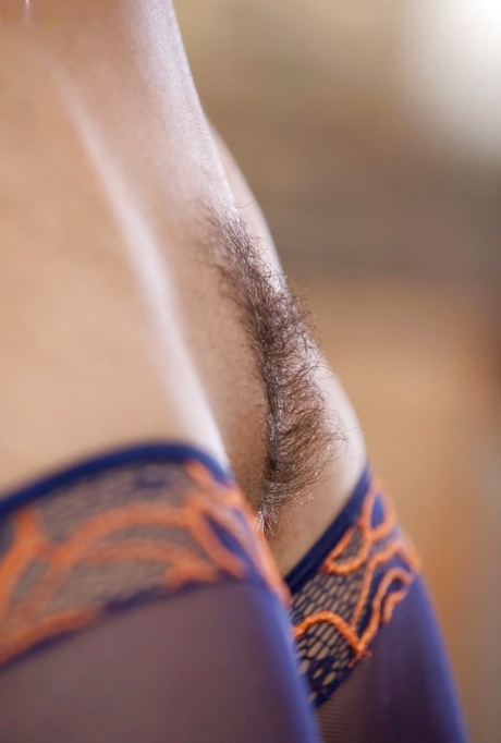 Латиноамериканская порнозвезда Абелла Дэнджер освобождает сексуальную попку от трусиков в нейлоновых чулках 9