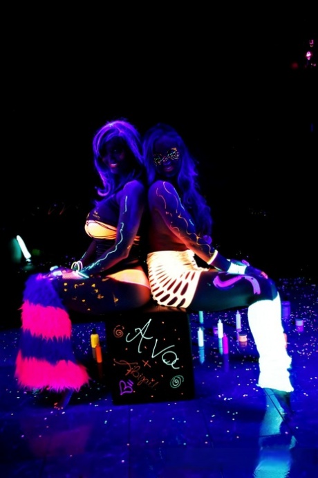 Эбигейл Мак Пуба в сети светится в темноте лесбийским сексом 10