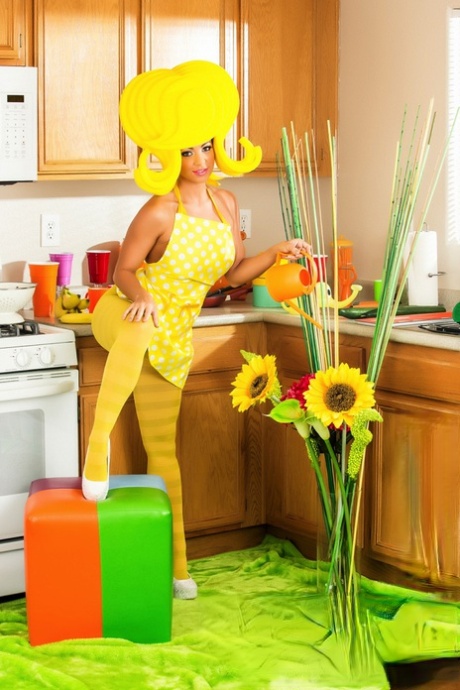 Соло-девушка Эбигейл Мак засовывает огурец в свою киску во время ретро-съемки 2