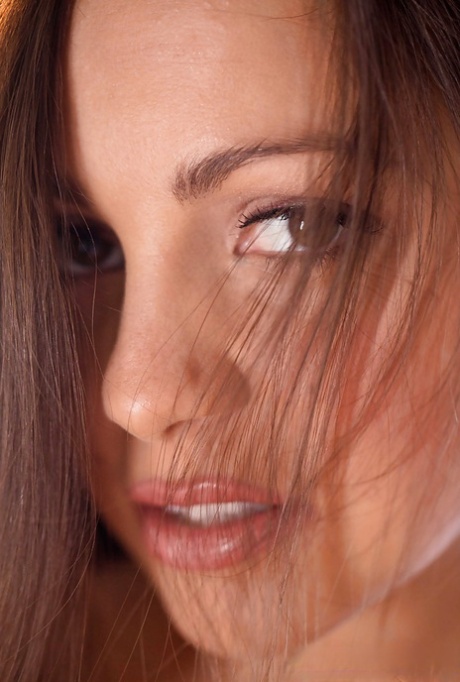 Желанная брюнетка показывает нам крупным планом свои сиськи и горшочек с медом 15