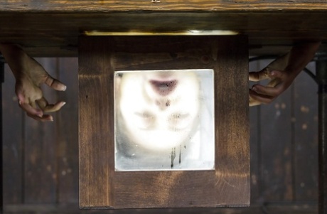 Грудастая фетиш-модель Адриана Чечик висела вниз головой лицом в коробке 14