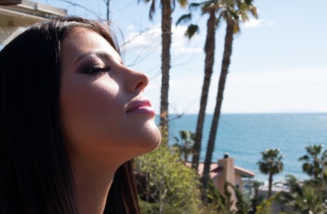 Знойная соло-модель Адриана Чечик натягивает штаны для йоги на большую попу во внутреннем дворике 6