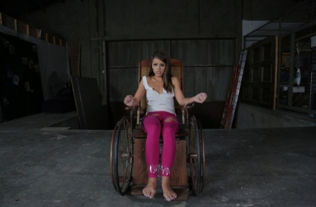 Адриана Чечик получает двойной трах от больших черных членов во время групповухи 1