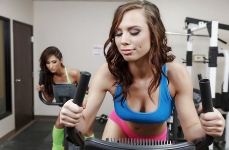 Горячие лесбиянки Айдра Фокс и Рина Скай играют и лижут жопы 1