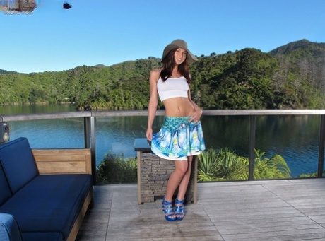 Айдра Фокс с большой грудью сверкает юбкой в трусиках и теребит пальцами попку у озера на каблуках 1