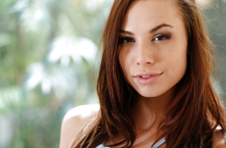 Красивая молоденькая красотка Айдра Фокс выпускает красивую пару девичьих сисек 2