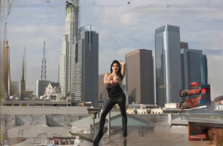 Грудастая цыпочка Алетта Оушен стягивает кожаные штаны, чтобы выставить напоказ свою сочную попку 4