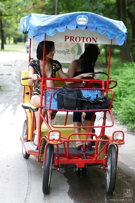 Порнозвезда с красивым лицом Алетта Оушен прогуливается с подругой 4