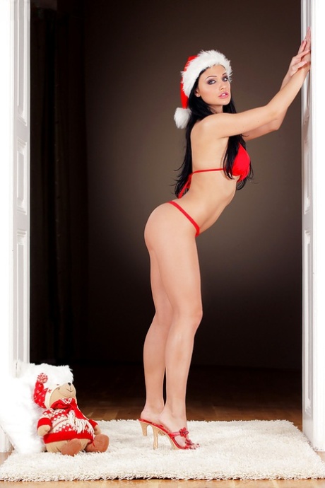 Сексуальная красотка Алетта Оушен снимает свое бикини и мастурбирует свою пизду 1