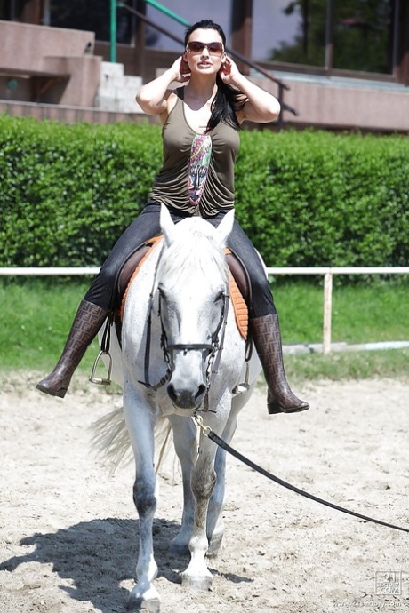 Порнозвезда Алетта Оушен катается на лошади на открытом воздухе в очках 3