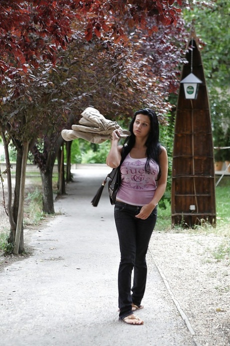 Алетта Оушен ужинает вне дома и не упускает шанса показать свои сиськи 1