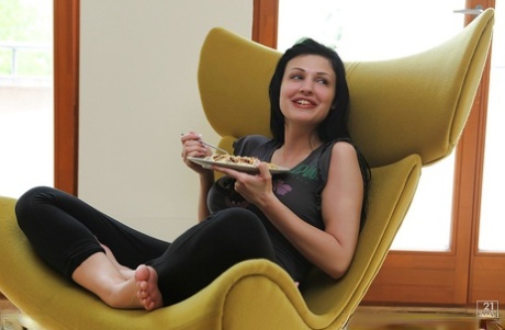 Порнозвезда Алетта Оушен с великолепным телом и улыбкой развлекается дома 10