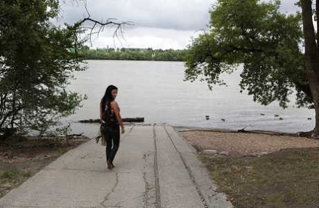 Алетта Оушен ужинает вне дома и не упускает шанса показать свои сиськи 4