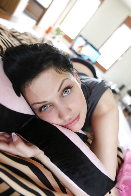 Порнозвезда с длинными ногами Алетта Оушен лежит на своей кровати 5