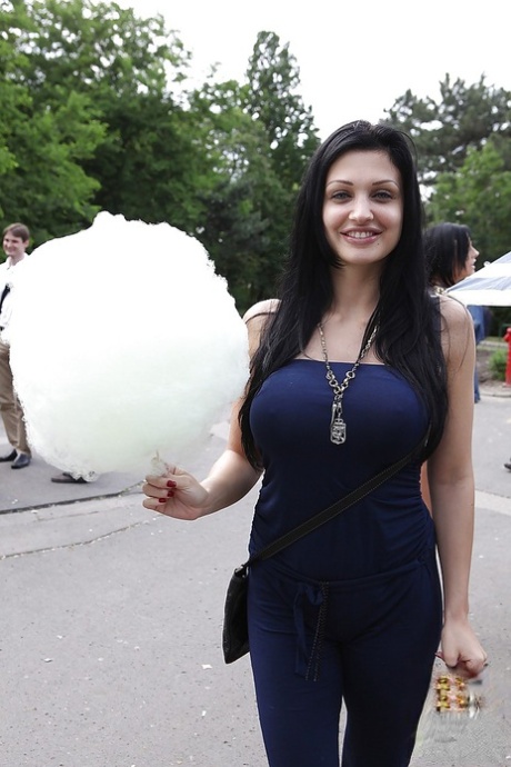 Порнозвезда с красивым лицом Алетта Оушен прогуливается с подругой 14