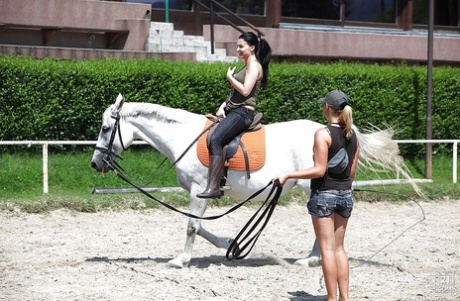 Порнозвезда Алетта Оушен катается на лошади на открытом воздухе в очках 11