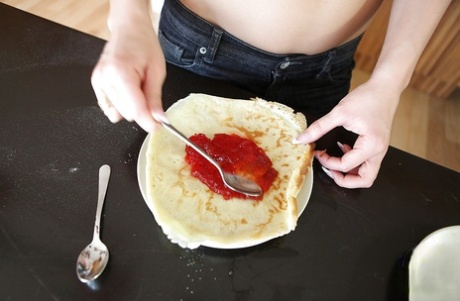 Порнозвезда Алетта Оушен с великолепным телом и улыбкой развлекается дома 16