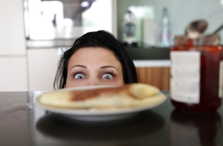 Порнозвезда Алетта Оушен с великолепным телом и улыбкой развлекается дома 15