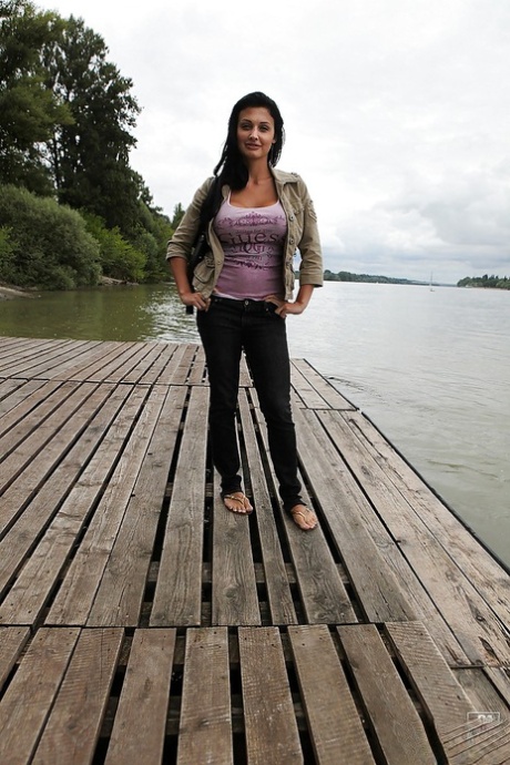 Алетта Оушен ужинает вне дома и не упускает шанса показать свои сиськи 13