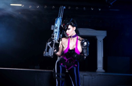 Порнозвезда Алетта Оушен демонстрирует большие сиськи и красивую попку в костюме для косплея 3