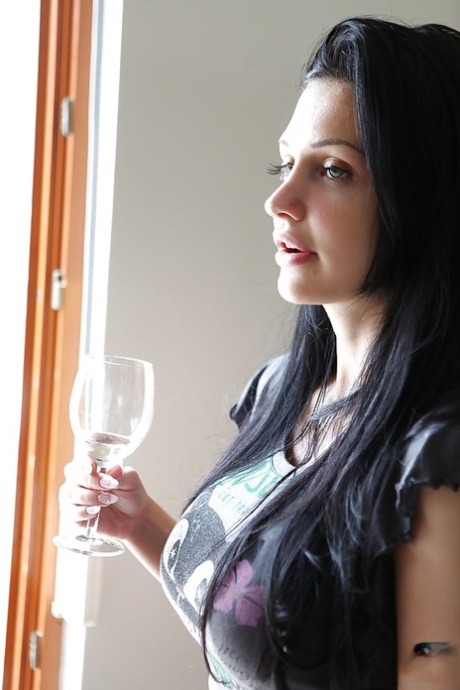 Порнозвезда Алетта Оушен с великолепным телом и улыбкой развлекается дома 2