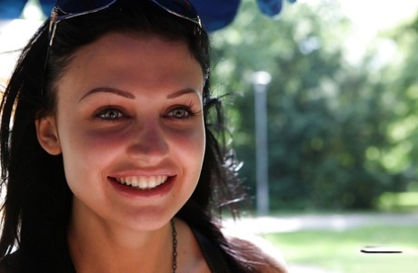 Порнозвезда с красивым лицом Алетта Оушен прогуливается с подругой 3