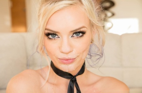 Горячую блондинку Алекс Грей трахают дважды в черном колье 20