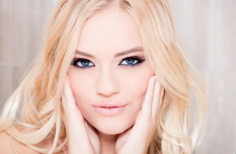 Сексуальную белокурую цыпочку Алекс Грей трахают в рот после того, как трахнули в попку 3