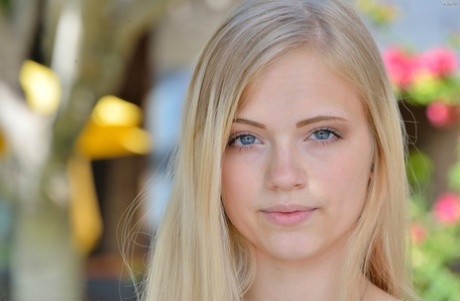 Симпатичная молодая блондинка мелькает голой юбкой и раздвигает голую попку на улице 6