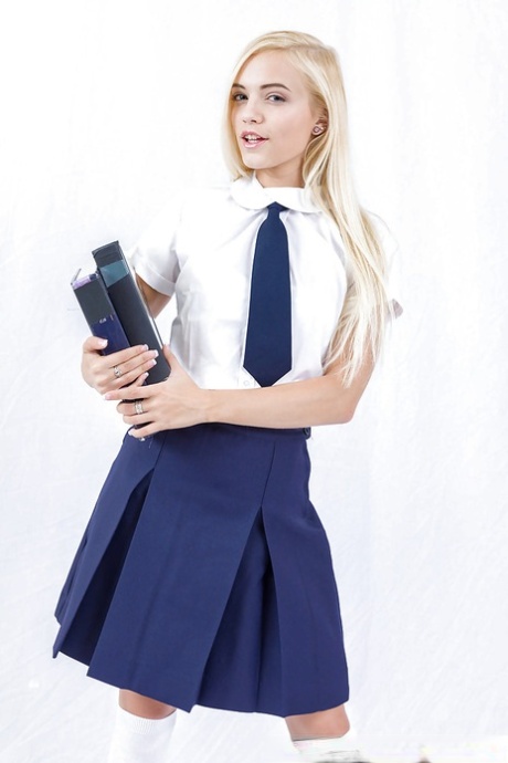 Не обнаженная красотка Алекс Грей сбрасывает школьную форму, чтобы позировать в чулках 1