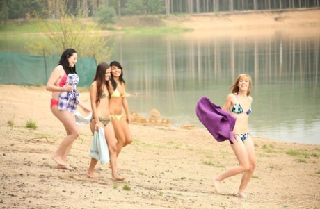 Группа молодых девушек занимается лесбийским сексом на понтонной весельной лодке 1