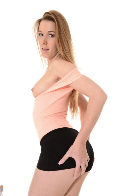 Девушка по соседству типа Алексис Кристал раздевается до своего праздничного костюма 4