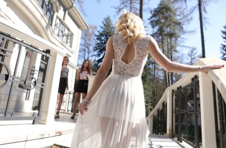 Студентки колледжа устроили лесбийский секс втроем после бокала вина во время встречи выпускников 2