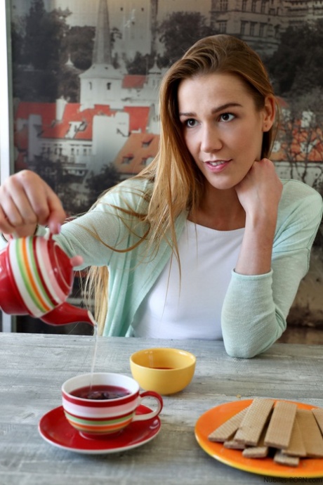 Белая молоденькая Алексис Кристал обнажает свою сексуальную попку, соблазняя парня 1