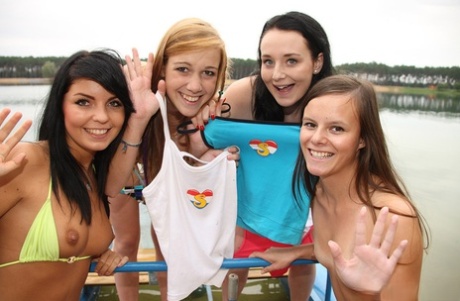 Группа молодых девушек занимается лесбийским сексом на понтонной весельной лодке 15