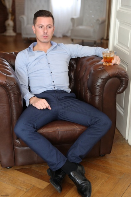 Сексуальная молоденькая Алисия Фокс и ее подружка целуются перед двойным минетом 12