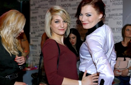 Европейские женщины не могут устоять перед крепкими членами мужчин-стриптизерш 7