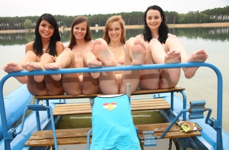 Группа молодых девушек занимается лесбийским сексом на понтонной весельной лодке 11