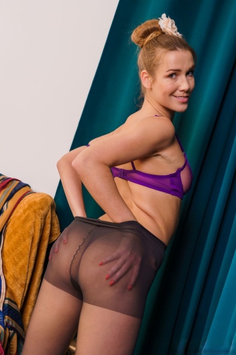 Алексис Кристал из Only Tease в милом мини-платье на высоких каблуках и прозрачном 11