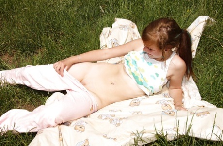 Грязная красотка Анук раздвигает свои ножки и теребит пальцами свою бритую пизду 4