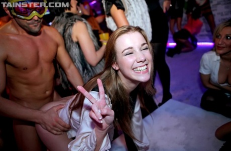 Распутные сучки-данки занимаются невероятным групповым сексом в ночном клубе 11