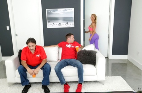 Милфа блондинка с большой грудью трахается с массивным членом в душе 2