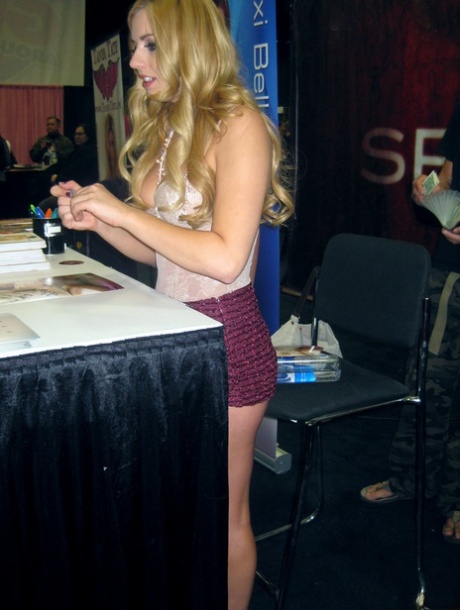 Порнозвезда Алексис Техас встречается с другими порнозвездами на XXX-конференции 3