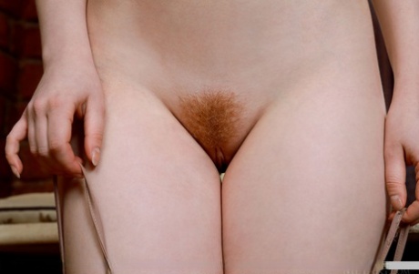 Молодая рыжеволосая Аничка обхватывает грудь, показывая свой подстриженный кустик 5