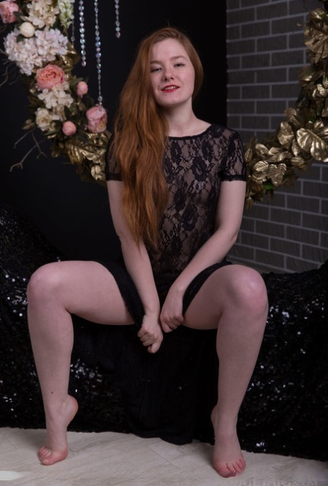 Молодая одинокая девушка с длинными рыжими волосами гордо показывает свою подстриженную киску в обнаженном виде 5