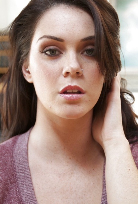 Грудастая красотка Элисон Тайлер раздевается и обнажает свои сладкие любовные дырочки 1