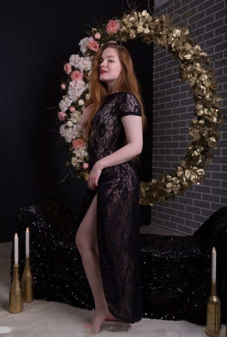 Молодая одинокая девушка с длинными рыжими волосами гордо показывает свою подстриженную киску в обнаженном виде 3