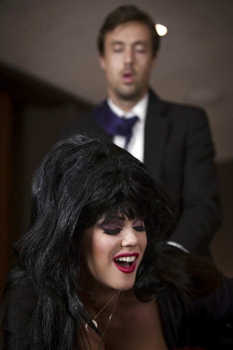 Пышногрудую порнозвезду Элисон Тайлер трахает в волосатую пизду большой член в нейлоновых чулках 12